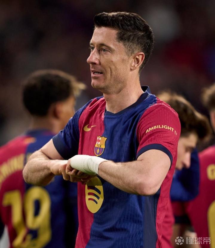 开云体育官网-莱万多夫斯基意外战胜巴塞罗那，锐不可当引爆全场！上演精彩一战-开云体育官网